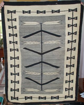Vintage Signed Native American Rug In Arrow/feather Pattern Grey And White