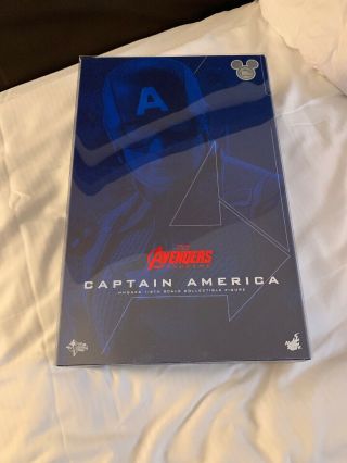 D23 Disney Expo 2019: Disney Store Neon Avengers Endgame: Captain America (aaa)