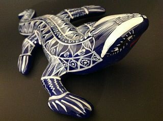 Mexican Lizard Wall Art.  13 1/4 Inch X 6 1/2 Inch Hand Painted.  Blue & White