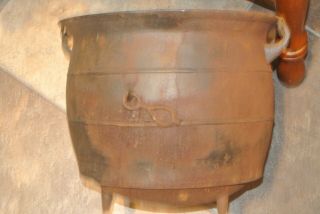 Antique 8 Cast Iron 3 Leg Kettle Cauldron Bean Pot Rib Gate Mark 10.  75 " X9.  5 "
