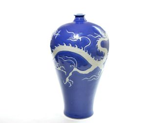 A Chinese Yuan - Style Porcelain Dragon Vase 5