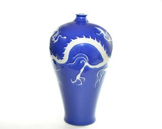 A Chinese Yuan - Style Porcelain Dragon Vase 8