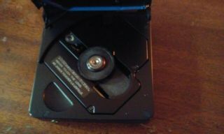 Sony mini disc d88 near fully functionable with case and battery 2