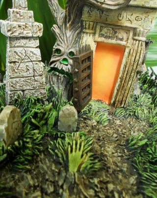 The Mummy’s Tomb with Kharis Figure Universal Monsters Hawthorne Village 4