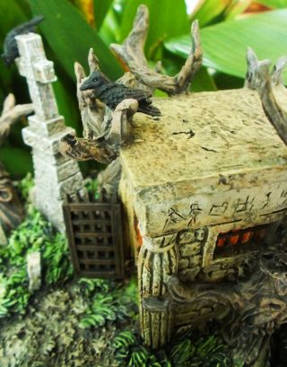 The Mummy’s Tomb with Kharis Figure Universal Monsters Hawthorne Village 6