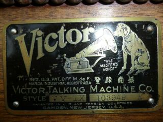Victor talking machine,  record player in extremely V V IX 2
