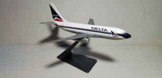 Wooster (w95) Delta Airlines " Widgett " 737 - 200 1:200 Scale Plastic Snapfit Model
