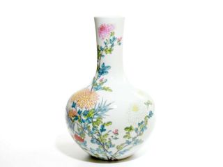 A Very Fine Chinese Famille Rose Porcelain Vase 2