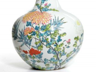 A Very Fine Chinese Famille Rose Porcelain Vase 8