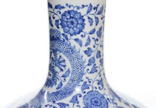 A Very Fine Chinese Porcelain Dragon Vase 5