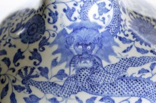 A Very Fine Chinese Porcelain Dragon Vase 7