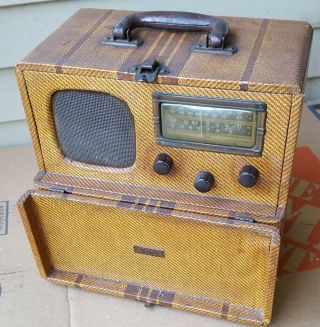 Knight Portable Am/shortwave Ac/ Battery Tube Radio - Early 1940 