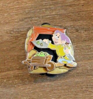 Disney Snow White Dopey With Green Gems 2018 May Park Pack Pin Le 500 2 Of 3