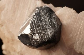 UNIQUE Franklinite Crystal on Calcite FRANKLIN,  JERSEY - Ex.  Elling 2