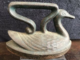 ANTIQUE RARE 5” SWAN CAST SAD IRON VINTAGE LAUNDRY CLOTHING HOME HEARTH OLD 3
