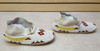 HAND CRAFTED MENS SIZE 8 BEADED LEATHER NATIVE AMERICAN INDIAN MOCCASINS 2