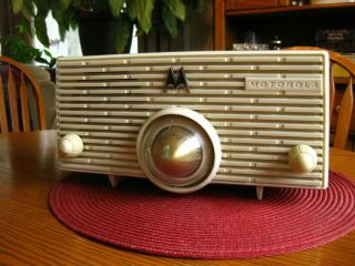 Vintage Motorola Mk - 56h Tube Radio,  Looks And Plays Great From 1955.