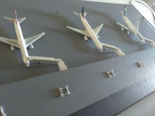 1/400 Airport Model - Plus 03 Aircraft,  06 Minipeople,  03 Palm,  03 Bridge.