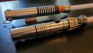 Star Wars - Master Replicas - 2 Lightsabers - ' 05 ROTJ Luke,  ' 06 Maul - 2 Stands 4