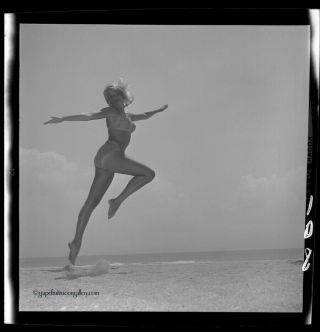 Bunny Yeager Photo Camera Negative Blonde Mod Pin - up At Beach Kinetic Jump Pose 2