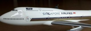 Singapore Airlines Boeing 747 1: 100 Scale Model Airplane