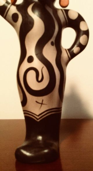 Virgil Ortiz Pottery Figure M: 10.  5” T5.  5”W (old Style Mono) 10