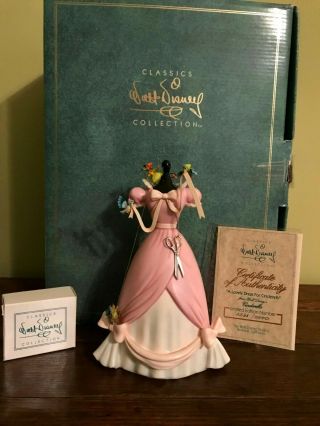 Classics Walt Disney Cinderella " A Lovely Dress For Cinderelly " Figurine W/coa