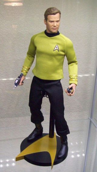 Star Trek The Series: Captain Kirk 1/6 Scale Figure By Quantum Mechanix