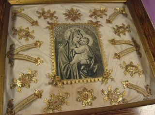 OLD ORNATE FRENCH FRAME RELIQUARY WITH 8 HOLY RELICS. 2