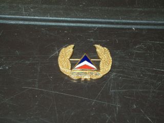 Delta Airlines Flight Attendant Hat Badge Pin / 4th Issue / 1968 - 1970