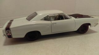 1:18 Ertl 1969 Dodge Bee White Black Roof Diecast (American Muscle) 2