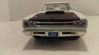1:18 Ertl 1969 Dodge Bee White Black Roof Diecast (American Muscle) 3