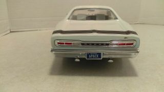 1:18 Ertl 1969 Dodge Bee White Black Roof Diecast (American Muscle) 4