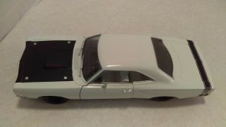 1:18 Ertl 1969 Dodge Bee White Black Roof Diecast (American Muscle) 5