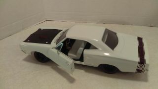 1:18 Ertl 1969 Dodge Bee White Black Roof Diecast (American Muscle) 6