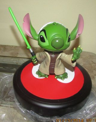 Disney Star Wars Weekends Stitch As Yoda Statue & Le Pin