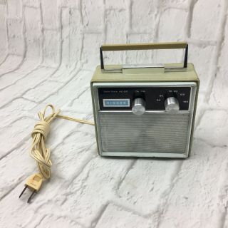 Vintage Singer Am Transistor Radio,  Model He - 5010 Transistors Ac/dc Is