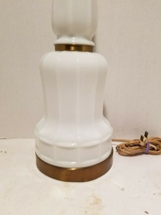 MID CENTURY HOLLYWOOD REGENCY CLASSIC FRENCH STYLE WHITE GLASS LAMP BRASS/METAL 2