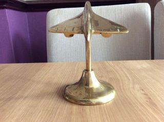 A VINTAGE HEAVY CAST BRASS CONCORDE FIGURINE / MODEL ON STAND. 2
