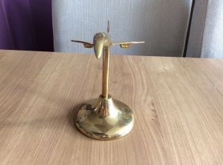 A VINTAGE HEAVY CAST BRASS CONCORDE FIGURINE / MODEL ON STAND. 3