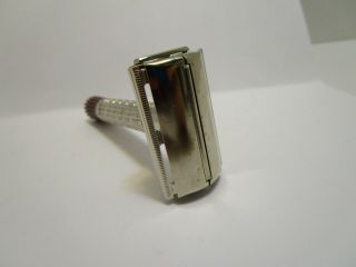 VINTAGE GILLETTE RED TIP HANDLE BUTTERFLY SAFETY RAZOR W/C - 1 DATE CODE 3