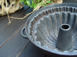cast iron bundt cake pan,  cast iron cake pan,  antique,  small 8