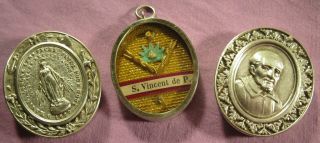 Ornate Silver Locket Case With A Relic Of St.  Vincent De Paul - French Priest.