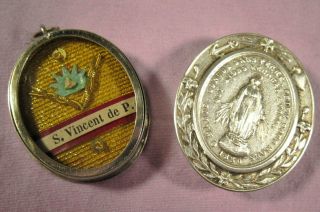 ORNATE SILVER LOCKET CASE WITH A RELIC OF ST.  VINCENT DE PAUL - FRENCH PRIEST. 2