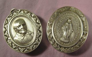 ORNATE SILVER LOCKET CASE WITH A RELIC OF ST.  VINCENT DE PAUL - FRENCH PRIEST. 3