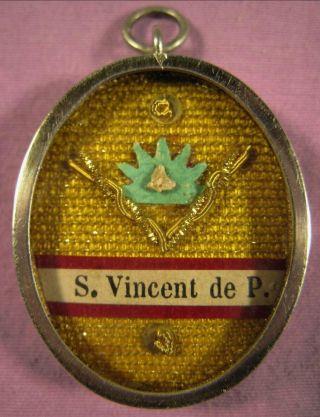 ORNATE SILVER LOCKET CASE WITH A RELIC OF ST.  VINCENT DE PAUL - FRENCH PRIEST. 4