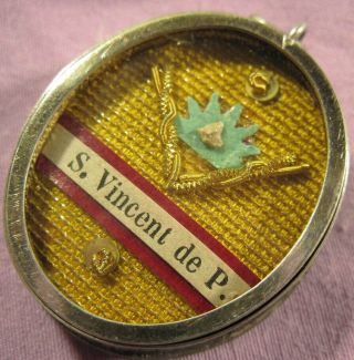 ORNATE SILVER LOCKET CASE WITH A RELIC OF ST.  VINCENT DE PAUL - FRENCH PRIEST. 5