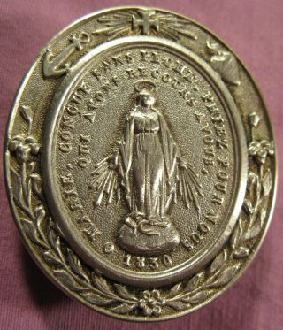 ORNATE SILVER LOCKET CASE WITH A RELIC OF ST.  VINCENT DE PAUL - FRENCH PRIEST. 7