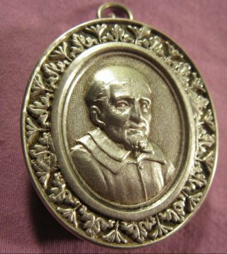 ORNATE SILVER LOCKET CASE WITH A RELIC OF ST.  VINCENT DE PAUL - FRENCH PRIEST. 8
