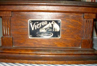 c.  1904 Early Victor E Phonograph,  Lyon & Healy Chicago Dealer Tag,  Serial 59815 3